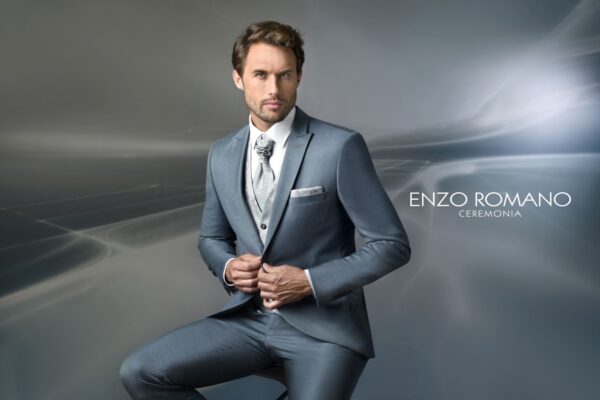 Traje azul acero claro con chaleco y corbata plateados