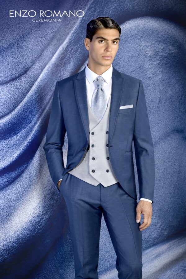 Traje azul con chaqueta gris