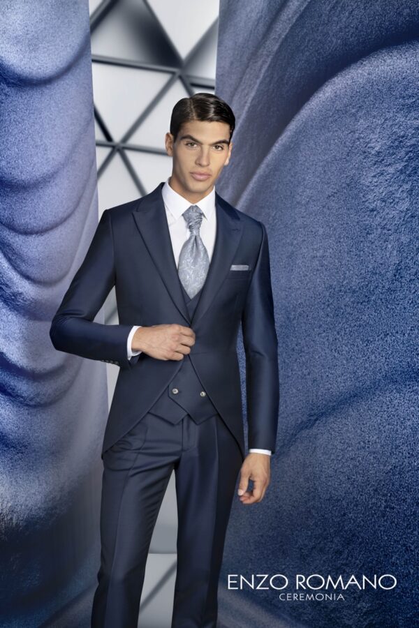 Traje azul intenso con chaleco gris claro