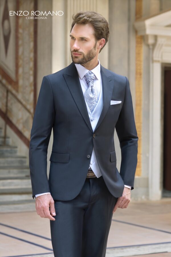 Traje azul marino con chaleco gris claro y corbata plata
