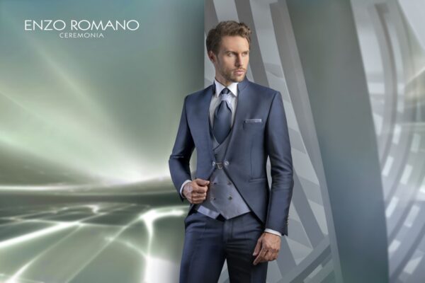 Traje azul marino con chaleco gris cruzado