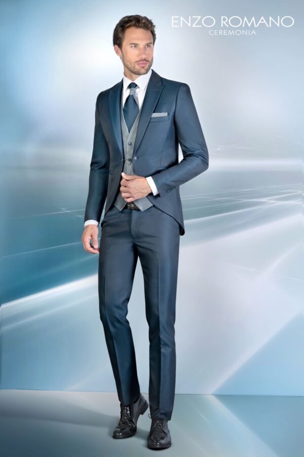 Traje azul marino con chaleco gris