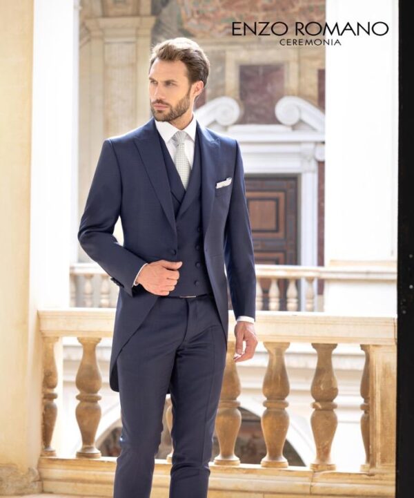 Traje azul marino con faldón y chaleco gris