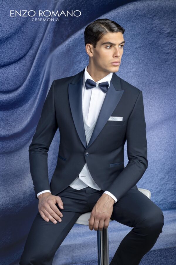 Traje azul medianoche con chaleco plateado y pajarita