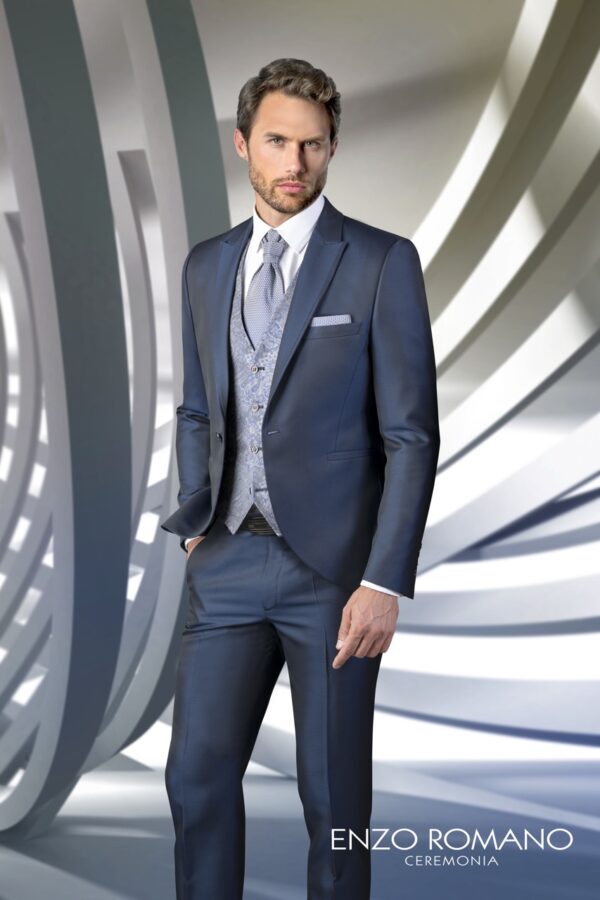 Traje azul medio con chaleco celeste