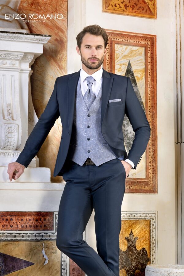 Traje azul medio con chaleco gris claro