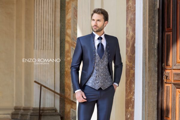 Traje azul oscuro con chaleco de motivos florales