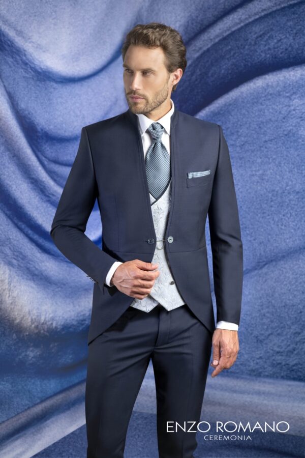 Traje azul oscuro con chaleco estampado