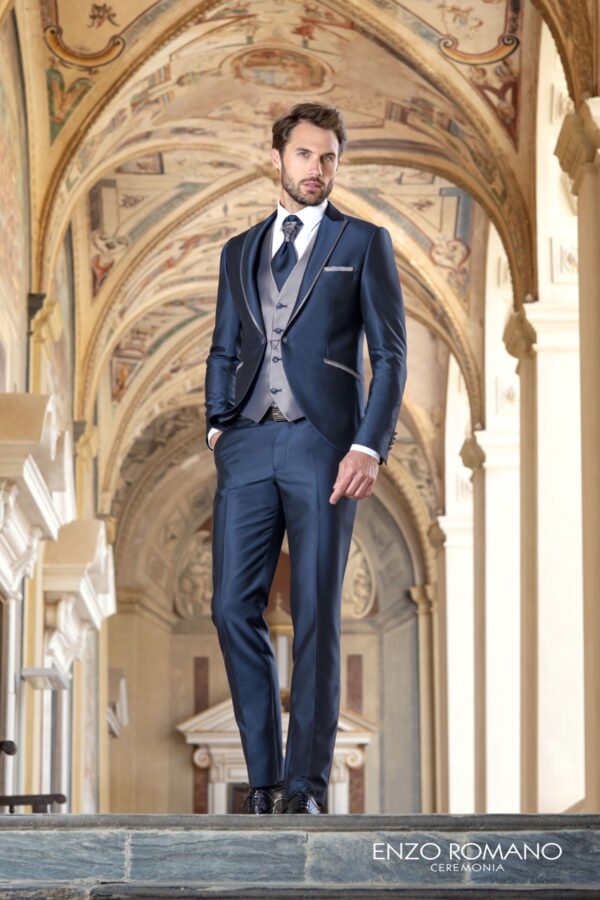 Traje azul oscuro con chaleco gris