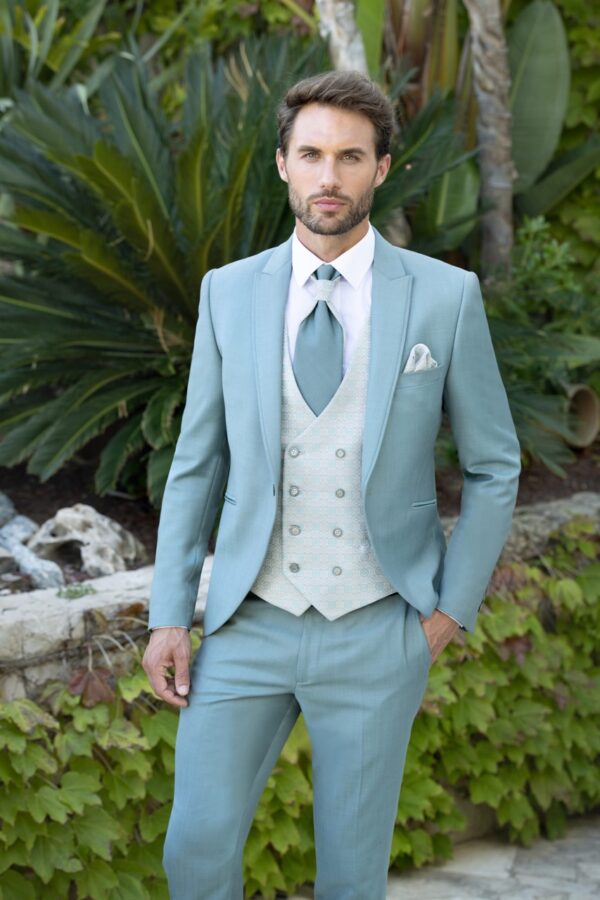 Traje azul pastel claro con chaleco crema
