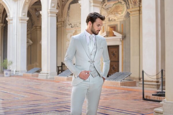 Traje azul pastel con chaleco gris