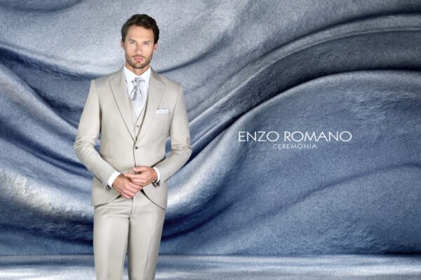 Traje beige claro con chaleco crema