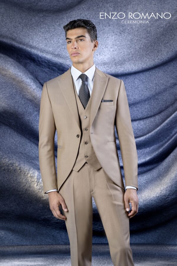 Traje beige con chaleco y corbata al tono