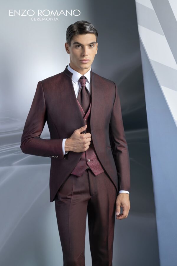 Traje burdeos con chaleco y corbata a juego