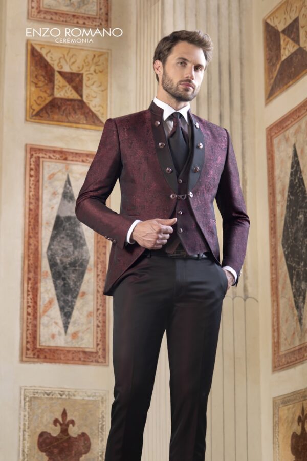 Traje burdeos estampado con chaleco y pantalón negro