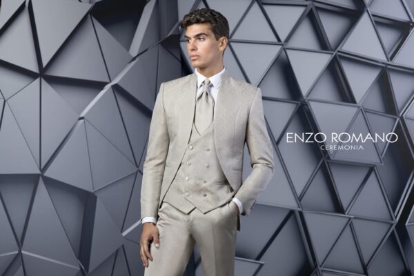 Traje champagne satinado con chaleco a tono