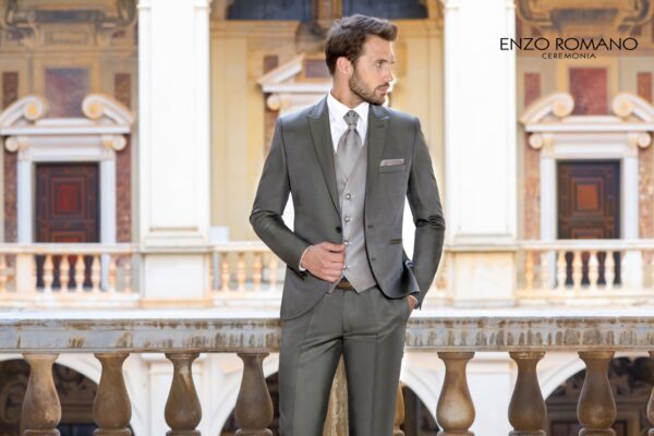 Traje gris claro con chaleco gris perla