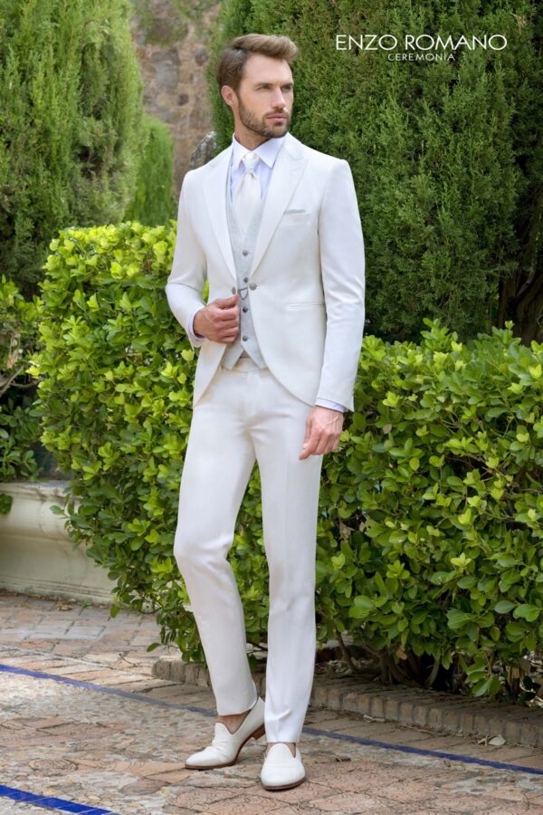 Traje marfil claro con chaleco beige