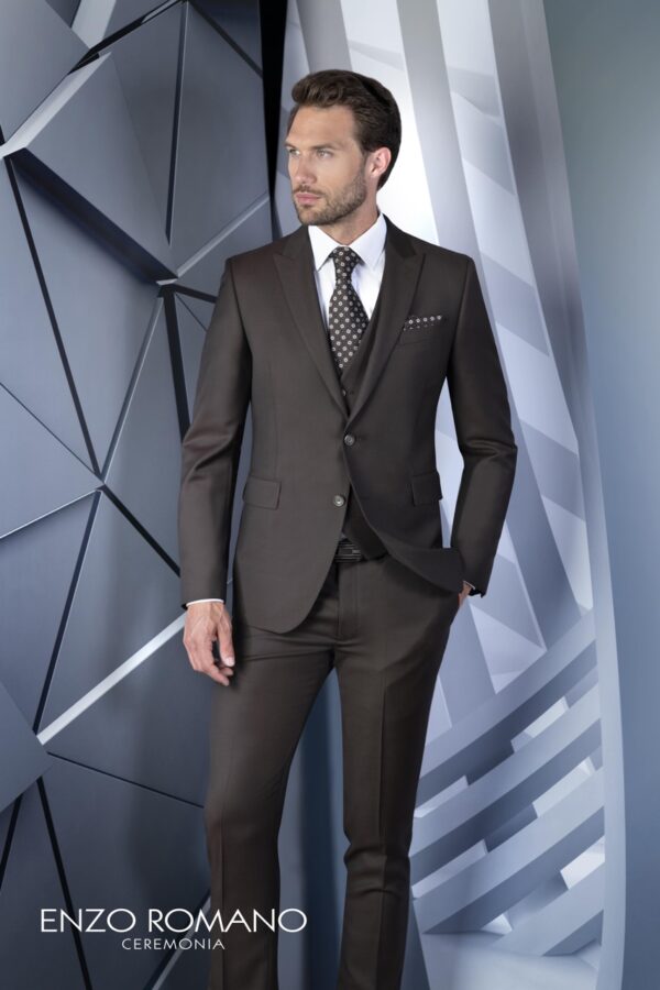 Traje marrón chocolate con chaleco y corbata estampada