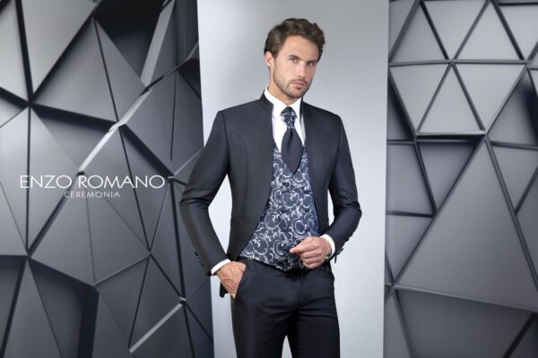 Traje negro con chaleco de fantasía