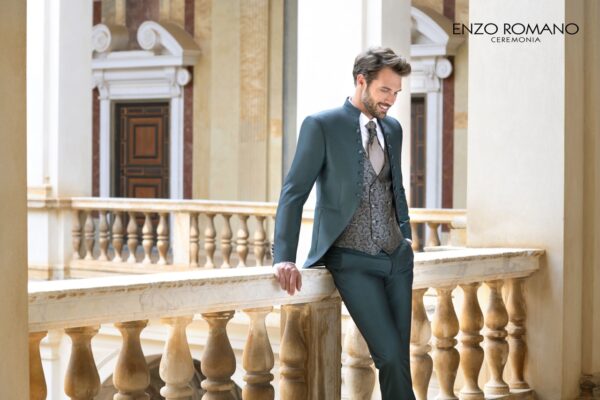 Traje verde azulado con chaleco brocado beige