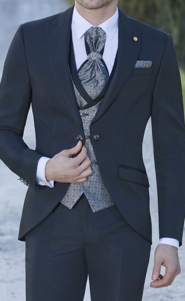 TRAJE COMPLETO DE NOVIO NEGRO BRILLANTE 63.25.000 - Imagen 3
