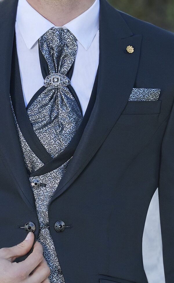 TRAJE COMPLETO DE NOVIO NEGRO BRILLANTE 63.25.000 - Imagen 2